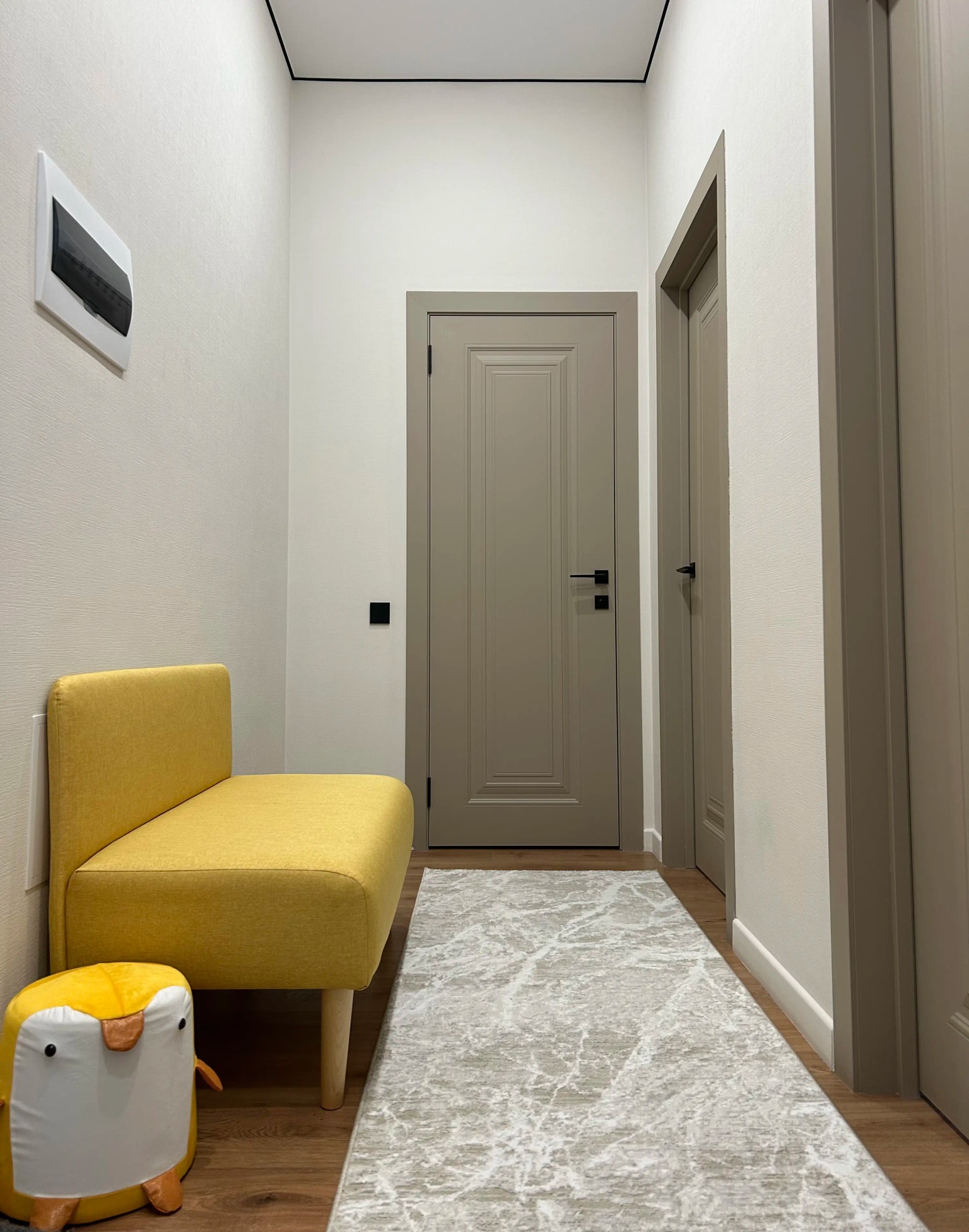 Коридор и зона ожидания — детский центр SkillVille, Астана